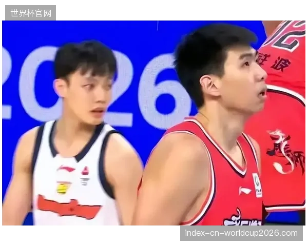 广州队新星中锋徐昕凭借出色的护筐表现,入选常规赛最佳二阵。 广州队新星中锋徐昕凭借出色的护筐表现,入选常规赛最佳二阵。